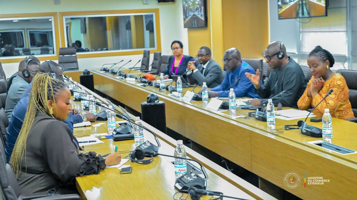 julienpalukucom's tweet photo. RDC - BAD : Coopération stratégique et accélération des grands corridors de développement africains à Abidjan
Abidjan, 04 juin 2026

La délégation que je conduis à Abidjan a tenu une séance de travail stratégique au siège de la Banque Africaine de Développement (BAD). Les échanges se sont déroulés avec l’équipe de la haute direction, menée par Monsieur SALOMON QUAYNOR, Vice-Président chargé du Secteur privé, des Infrastructures et de l’Industrialisation, entouré d’une dizaine d’experts sectoriels.
​C’est en notre double qualité de Ministre du Commerce Extérieur et de Représentant Personnel du Chef de l'État, S.E. Félix-Antoine Tshisekedi Tshilombo, auprès de l’AUDA-NEPAD, que nous avons structuré ces échanges de haut niveau.
​Nous avons passé en revue le portefeuille de projets de la BAD sous le prisme de l’AUDA-NEPAD, en mettant un accent particulier sur les financements destinés à la RDC, maillon incontournable du développement et de l'intégration du continent.
​Huit axes majeurs ont été rigoureusement abordés :
1. ​Le Corridor de Lobito : Requalifié en véritable programme d’intégration économique globale, et non comme un simple projet d’infrastructures isolées.
2. ​Le chemin de fer Tanzanie - Burundi - Kindu : Un projet capital pour désenclaver le centre de la RDC et le connecter à l’Océan Indien via le port de Dar es Salaam.
3. ​L’appui aux Zones Économiques Spéciales (ZES) : À implanter impérativement le long des corridors de transport pour les transformer en corridors de développement industriel.
4. ​Le corridor de mobilité urbaine : Notamment pour moderniser et fluidifier les transports dans la ville-province de Kinshasa.
5. ​Le projet de pont route-rail Kinshasa - Brazzaville : Un maillon clé pour l'intégration sous-régionale.
6. ​Le projet Grand Inga : Réaffirmé comme le levier énergétique majeur du développement interconnecté du continent.
7. ​La transformation locale des minerais critiques et stratégiques : Un appui ciblé dans le cadre de la transition énergétique, spécifiquement au sein de la ZES de Musompo.
8. ​La réactivation des mécanismes de l'AUDA-NEPAD : Notamment le Fonds de préparation des projets, le programme de développement des infrastructures, et l'initiative des trains à grande vitesse.
​Au-delà de ces axes, nous avons fermement attiré l’attention de la BAD sur l’intérêt économique, sécuritaire et hautement stratégique du segment Kisangani - Beni - Kasindi - Ouganda. Ce tronçon débouche directement sur le port de Mombasa, reliant ainsi l’Océan Indien à l’Océan Atlantique via le fleuve Congo. Nous avons soutenu que cette approche globale doit désormais figurer parmi les priorités absolues de la BAD, au même titre que le Corridor de Lobito.
​À l'issue de cette séance, nous avons convenu d'instaurer des évaluations périodiques. Celles-ci porteront sur l'alignement des priorités, le niveau de mobilisation des financements et le déploiement des stratégies de mise en œuvre, à travers une approche interministérielle combinée à une synergie public-privé (PPP) dynamique. @fatshi13 @SuminwaJudith @Presidence_RDC @PrimatureRDC @MinComex_RDC @Groupe_AfDB