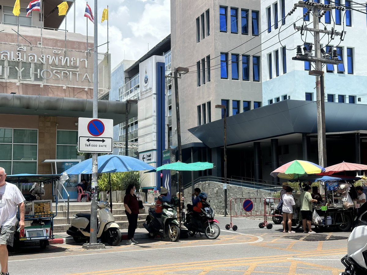 sunset_pattaya's tweet photo. Soi Buakhaoから、日の出までの最短ルートをご紹介します🧑‍🏫✨

ムアンパタヤ病院内には3rd ロードに続く抜け道があります💡
昼間はバイクok 夜間は徒歩のみ通り抜けが可能です‼︎

Buakhaoで飲んだ後は日の出にお越しください☺️❣️

#shortcut #抜け道 #ムアンパタヤ病院 https://t.co/HidS8updYZ