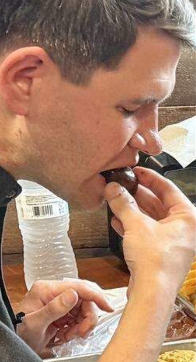 Fukitol25's tweet photo. @bd_howell @James_Barragan @thehowie @jamestalarico @KenPaxtonTX You ever see someone with such a disgusted look on their face when eating bbq?
This dude is so fake. https://t.co/IyvtmPPCwO