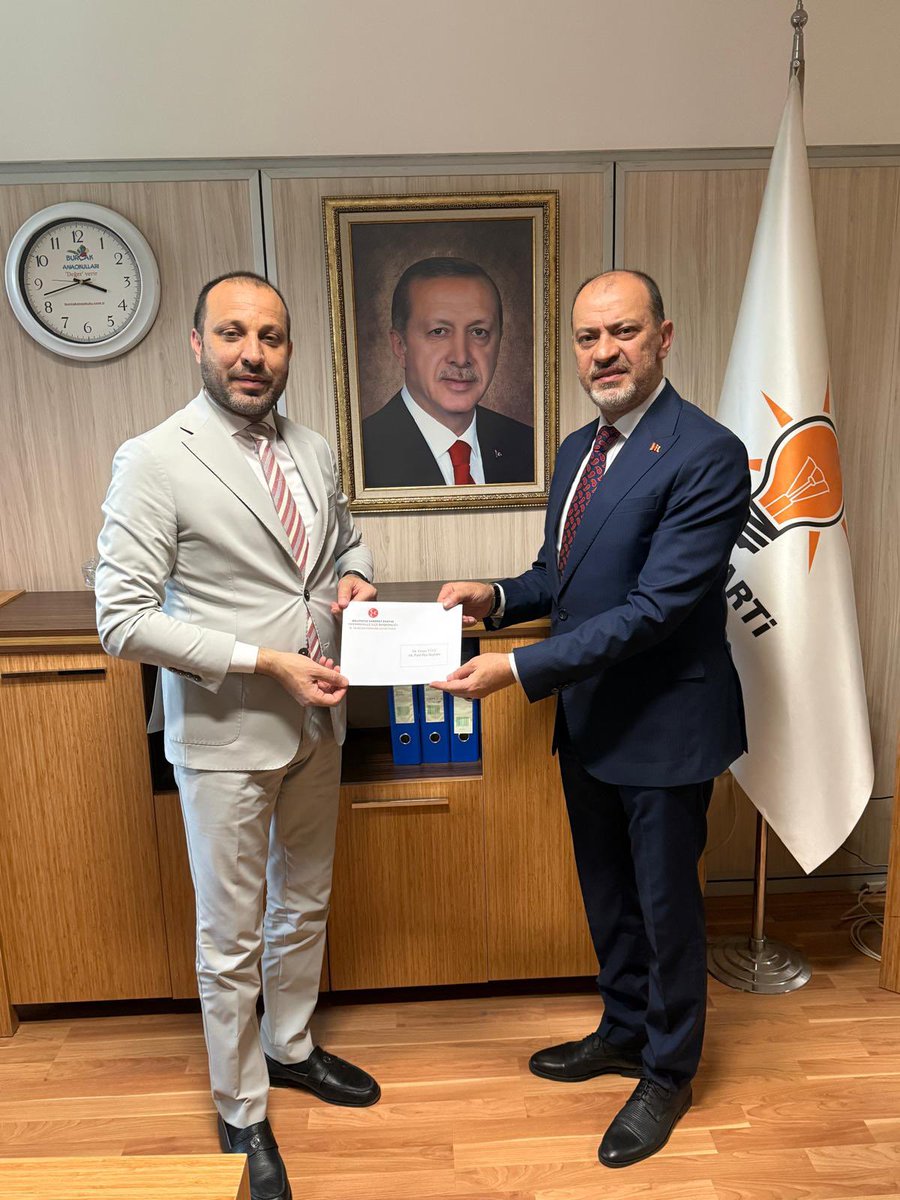 akyenimahalle06's tweet photo. 📍Yenimahalle Belediyesi

İlçe Başkanımız @ekremyuce06 , Yenimahalle MHP İlçe Başkanı Sayın  @huseyinmhp06  12. Olağan İlçe Kongresi davetiyesini teslim aldık.

Yenimahalle’mize, MHP teşkilatlarına ve Sayın Başkanımıza hayırlı olmasını temenni ediyor; kongrenin birlik, beraberlik ve kardeşlik içerisinde geçmesini diliyoruz.