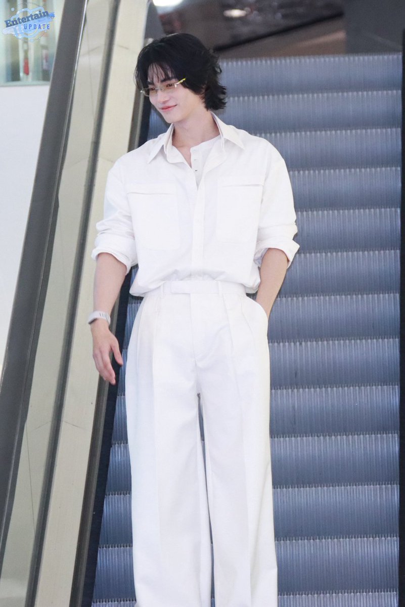 Entup2date's tweet photo. คนหล่อเค้าลอยมา "พี่วิน เมธวิน" ร่วมงานเปิด GENTLE MONSTER “VEGGIE COLLECTION POP-UP” ขาวหล่อออร่าจับทุกองศา!!!

WIN VEGGIE POPUP ICONSIAM
#WinxGentleMonsterICONSIAM
#GENTLEMONSTER2026
#GENTLEMONSTER #winmetawin
#GENTLEMONSTER_VEGGIECOLLECTION https://t.co/8BRLvBC86d