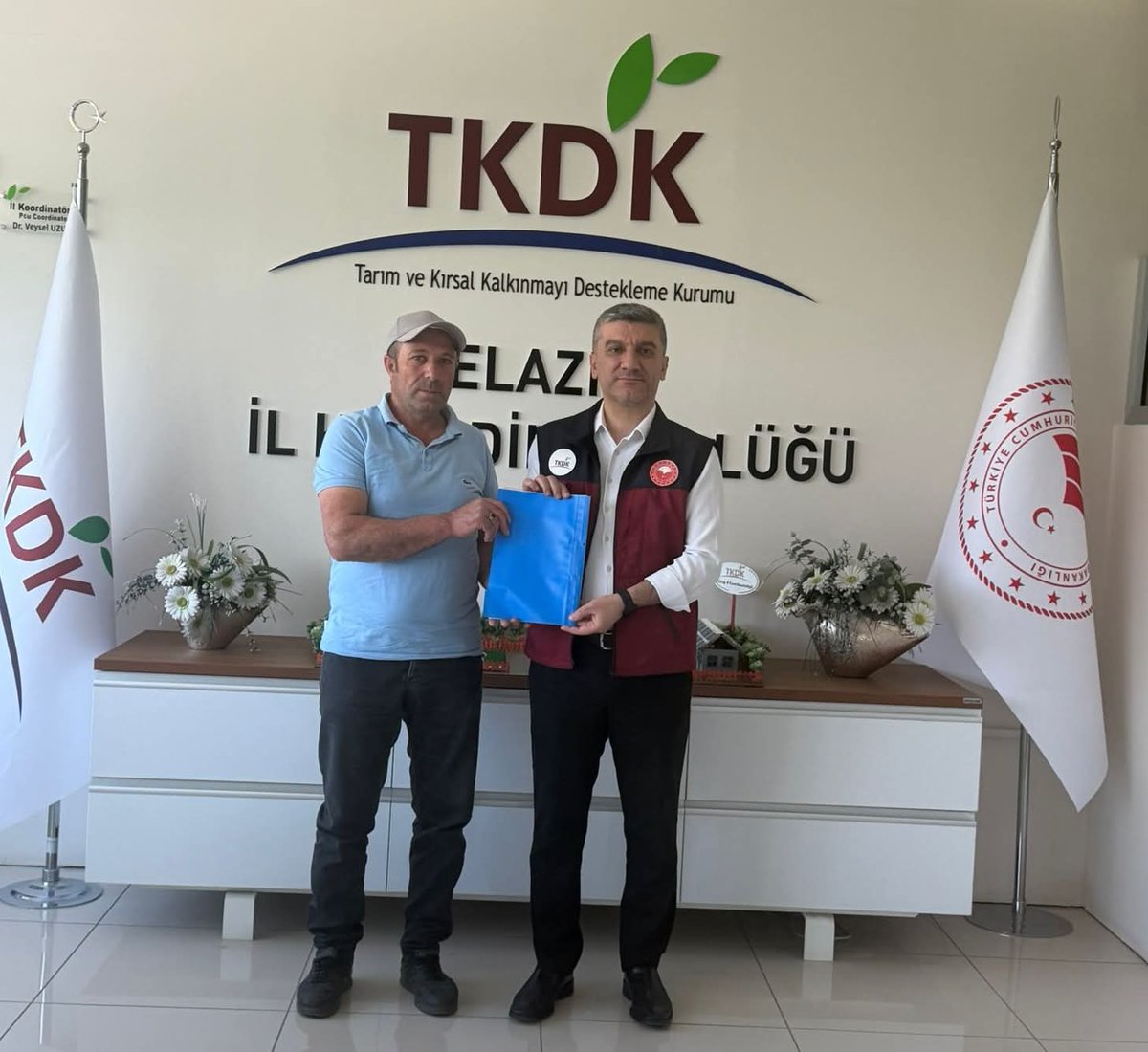 tkdkelazig's tweet photo. 🐄 Et Bankası Çiftliği projemiz kapsamında sözleşmemizi imzaladık. Toplam yaklaşık 💸 7,5 milyon TL yatırım tutarına sahip olan projemiz için yaklaşık 💸 4,5 milyon TL hibe desteği almaya hak kazandık.

Yatırımcımıza ve İlimize hayırlı olsun. 🤝

#TKDK #Elazığ @vetveyseluzun https://t.co/fC8cmiNOsQ