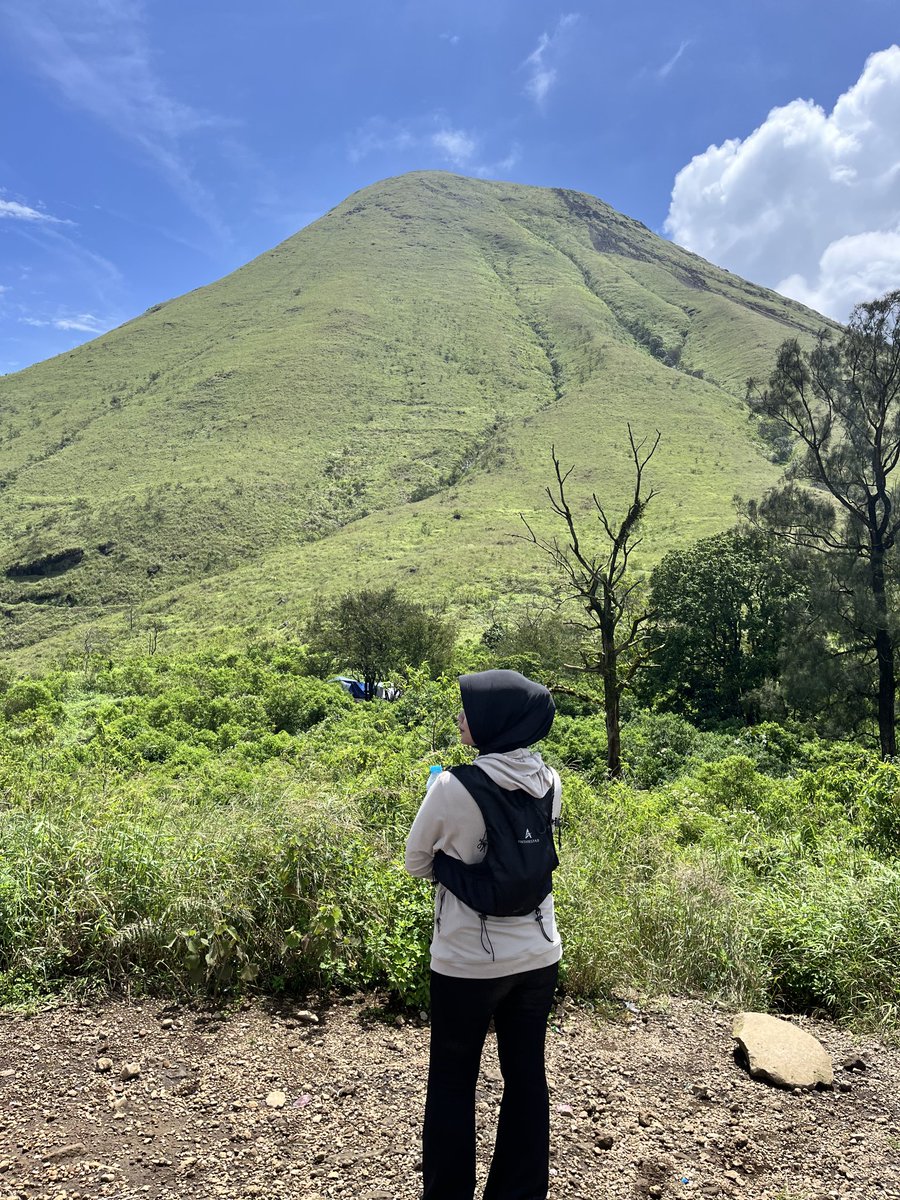GoldenBloommm's tweet photo. menukar rasa sakit dengan ribuan mdpl https://t.co/VN051n3zRE