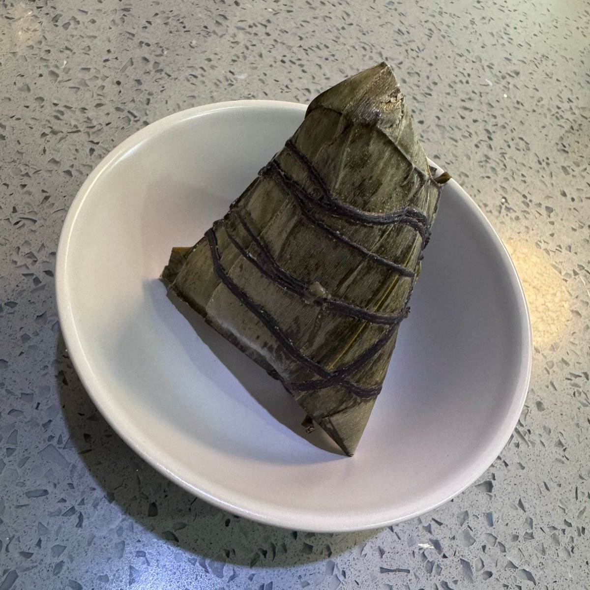 rieshimo's tweet photo. 帰国したらあっという間に端午節過ぎてたのですが、上海最終日にチマキ食べてきました🌿

しょっぱいチマキだったので南方の味付けですね🟤 https://t.co/dXTwqsPiy7