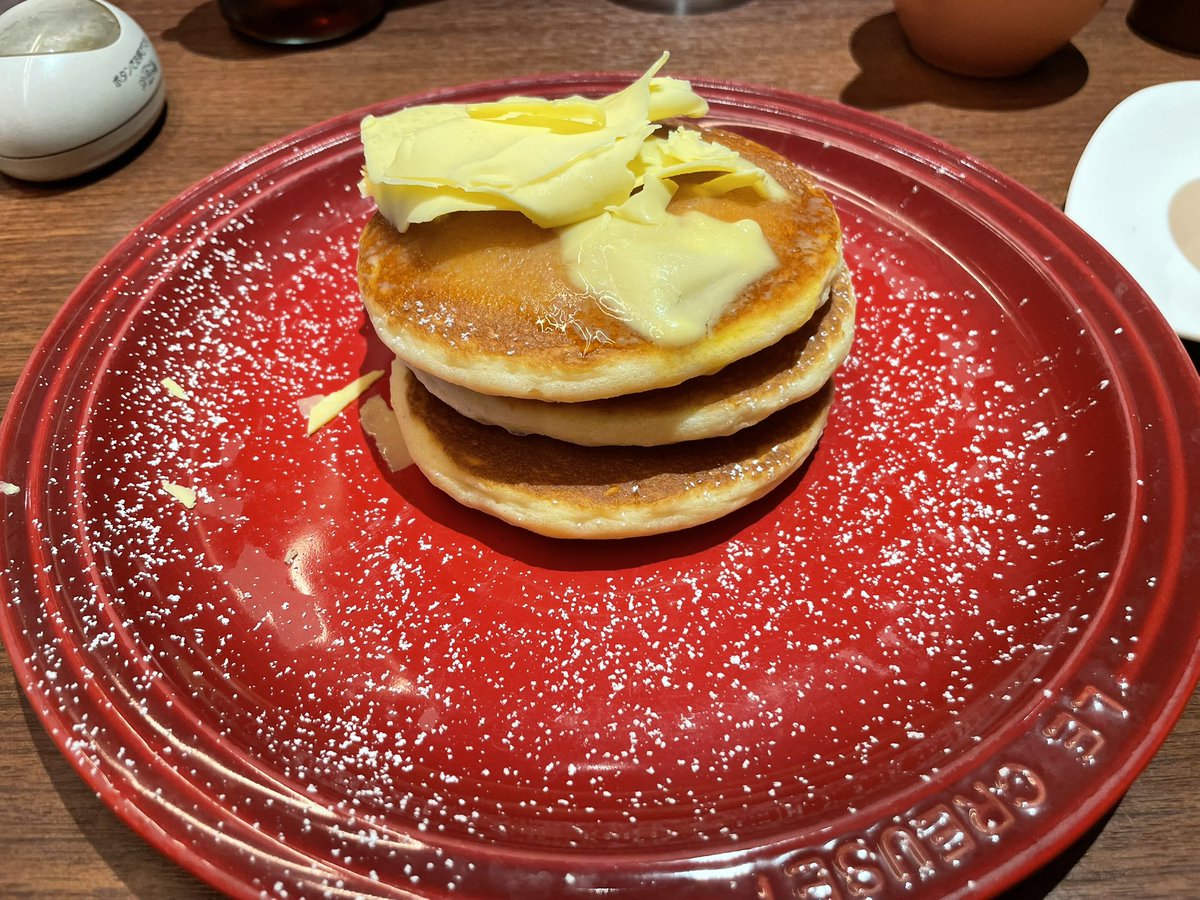 yumenoango's tweet photo. バター盛りパンケーキ美味しい！
血糖値アップダウンの睡魔に襲われながら読書する。
ふかふかソファが気持ち良すぎて本当に寝てしまいそうです。

初ポール•オースターかもしれない。 https://t.co/tdKTot6oXn