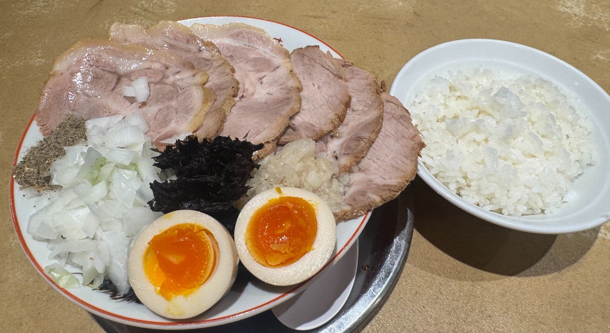 EPK4M8J8RH4229's tweet photo. 新潟老麺 あばり@鹿山（5/3）

汁無燕三条（🗣️大盛り、玉ねぎ多め）
燻製煮玉子
チャーシューマシ✖️2
ライス

月イチ🈺のあばりに凸
煮干しガツン🐟⚡️塩味キリッ🧂⚡️
好みが分かれそうなゴワワシ極太剛麺も自分は大好き🥰
チャーシューは脂身ジューシーに仕様変更された🤔？
Favorite燕三条系🍜😋🙏 https://t.co/j16RqBQn8F