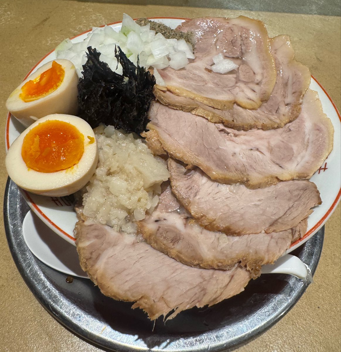 EPK4M8J8RH4229's tweet photo. 新潟老麺 あばり@鹿山（5/3）

汁無燕三条（🗣️大盛り、玉ねぎ多め）
燻製煮玉子
チャーシューマシ✖️2
ライス

月イチ🈺のあばりに凸
煮干しガツン🐟⚡️塩味キリッ🧂⚡️
好みが分かれそうなゴワワシ極太剛麺も自分は大好き🥰
チャーシューは脂身ジューシーに仕様変更された🤔？
Favorite燕三条系🍜😋🙏 https://t.co/j16RqBQn8F