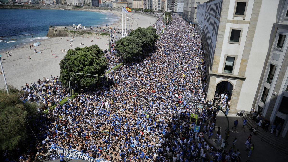vocescoruna's tweet photo. Riazor, un estadio y una playa https://t.co/HhF4nzVck3