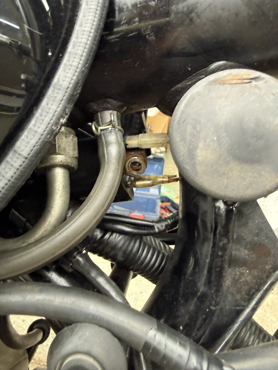 arakifmachine's tweet photo. 20〜30km走ったら止まる奇病に冒されたSR400turbo。
取り敢えずイグニッションコイルとプラグキャップを新品に交換。
当然ですが難なくエンジン始動。
さてこれで距離を走った場合に同じ症状が出るか否か。これでダメなら燃料系統を検証してみよう。 https://t.co/U3umcKFQ8S
