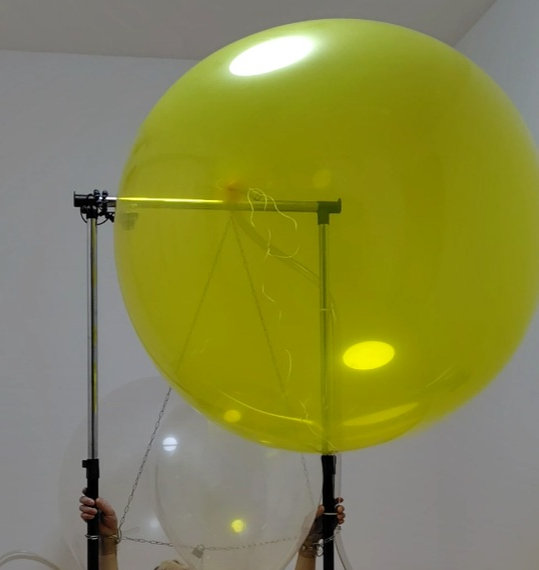 balloon802's tweet photo. タイトルの通り、バキュームマスクを着用した上に3ft透明風船を装着した、ハードな呼吸制御となっています。電マの刺激に耐えながら、拘束状態なのでマスクや風船を外したりすることもできず、マスクで呼吸がしにくい上に3ft透明風船内の空気だけで呼吸しなければならない絶体絶命の状況です。 https://t.co/Ay29vEHHUa