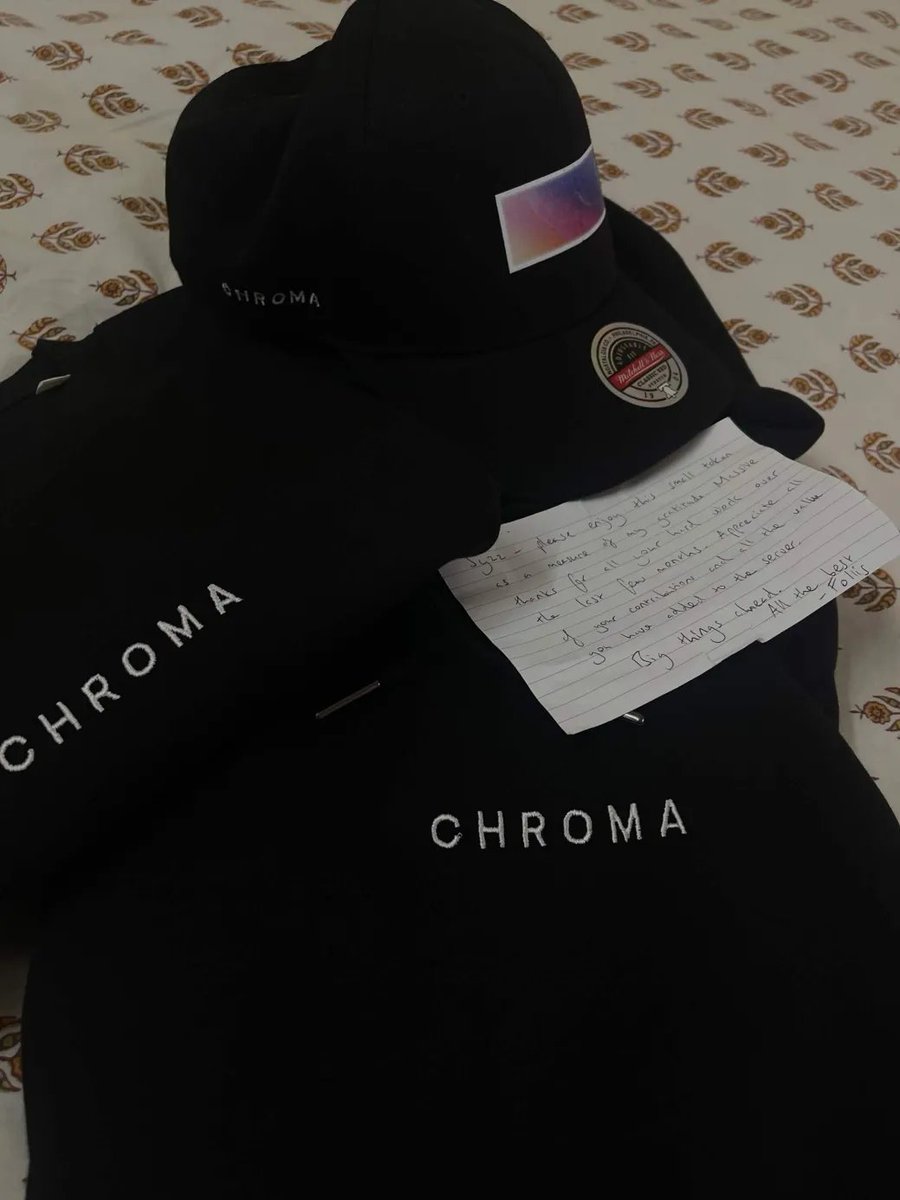 syzzpy's tweet photo. Received my Chroma merch today 💜

Ngl, seeing the handwritten note from boss hit me harder than the merch itself 🫂

A lot has happened over the last few months, and I'm genuinely grateful for the opportunity to contribute, learn, and be part of something bigger than just trading 

Big thank you to @follis_ and the entire @Chroma_Trading team for everything you do behind the scenes ❤️

Means a lot. Proud to be part of this community 🤝🔥