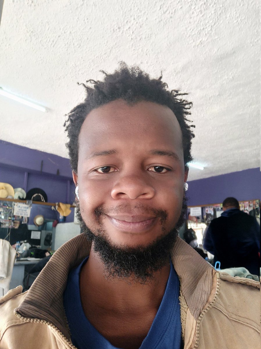 staneve02's tweet photo. "Ndoshandira pano paGulf momz,ndipei phone yacho ndikudzoka manje manje" https://t.co/A92xSIuJOR