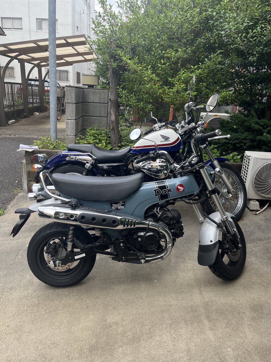 100percent_junk's tweet photo. Dax125とお別れ。新しいバイクになりました。GTっつーかVTで400。
青っぽい夜明け近くにまたがって、県境に逃げます。
#vt400s https://t.co/lxlawVNcs1