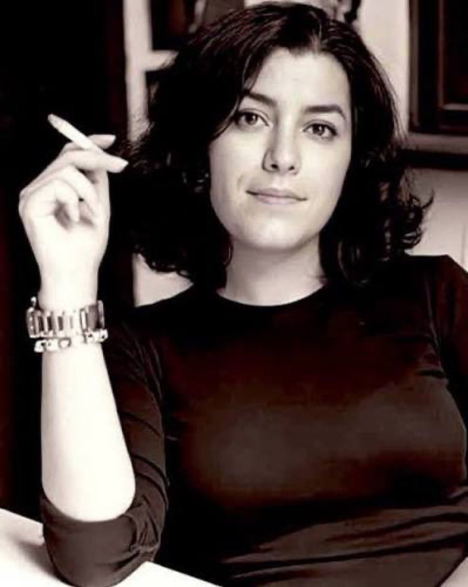 Sima_Sabet's tweet photo. مرجان ساتراپی درگذشت. او‌ دیروز در خانه خودش جان سپرد. برای دوستان و عزیزانش، مادر مهربانش آرزوی شکیبایی دارم.

با دوستی که در ماه‌های اخیر با مرجان زندگی می‌کرد صحبت کردم، گفت دیروز عصر، وقتی از کار به خانه برگشت، دید مرجان نفس نمی‌کشد. 

#مرجان_ساتراپی https://t.co/mSGRI1yomf