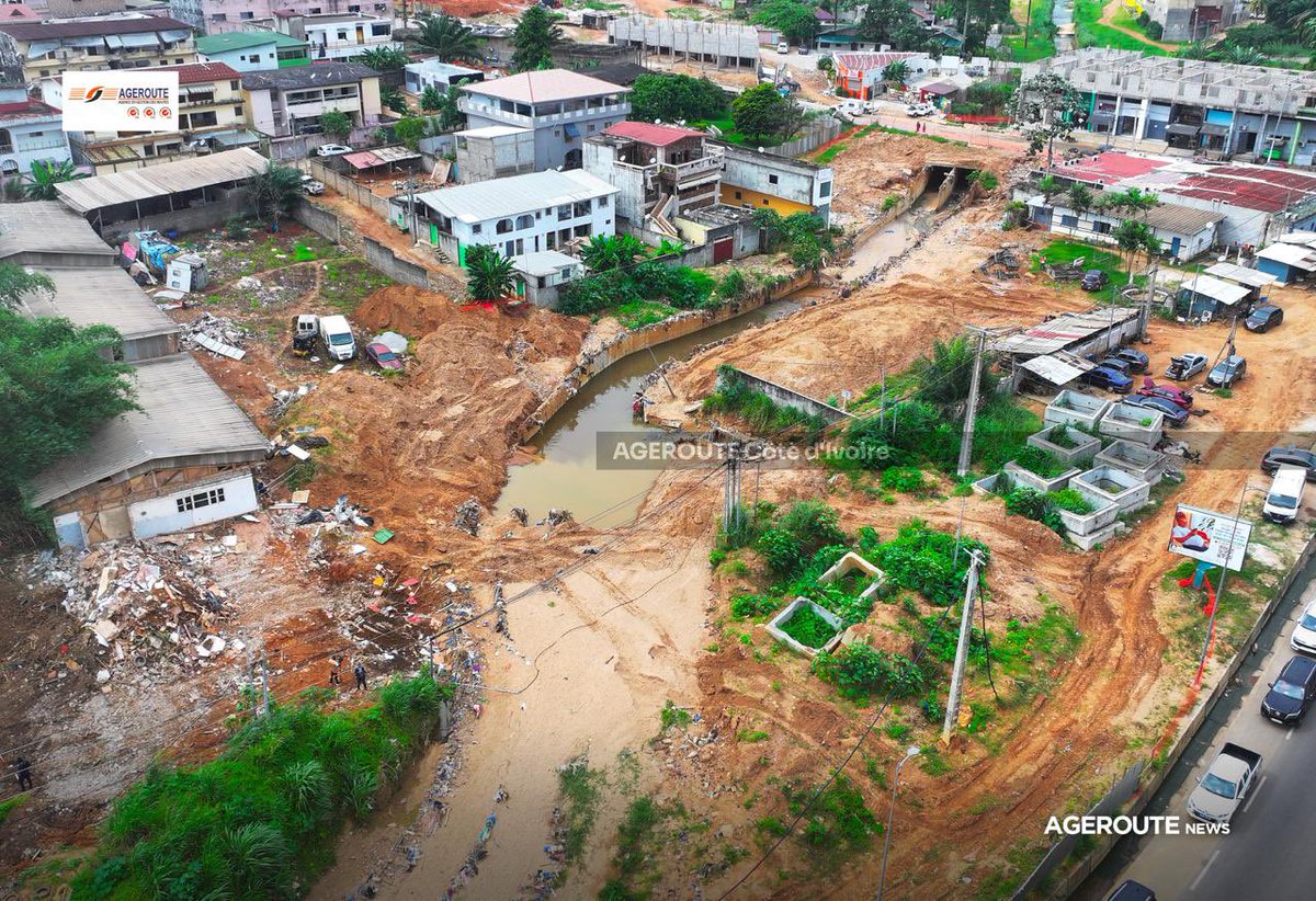 AgerouteCi's tweet photo. 📣AgerouteNews

Bingerville | une mobilisation gouvernementale face aux causes structurelles des inondations

Dans un contexte marqué par des épisodes pluvieux particulièrement dévastateurs ces dernières semaines dans le grand Abidjan précisément dans la commune de Bingerville, occasionnant d’énormes dégâts matériels et des pertes en vies humaines, le Gouvernement ivoirien intensifie son action pour comprendre et traiter durablement les causes de ces inondations.

Ce mercredi 3 juin 2026, les Ministres de l’Hydraulique, de l’Assainissement et de la Salubrité, Dr Amédé Koffi KOUAKOU, celui des Infrastructures et de l’Entretien Routier, M. Hien Sié YACOUBA, et du Ministre de l’Urbanisme, du Logement et du Cadre de Vie, M. Moussa SANOGO, ainsi que du Directeur Général de l’AGEROUTE,  étaient en visite de chantiers sur plusieurs ouvrages d’assainissement en cours de réalisation dans la commune de Bingerville. 

Cette visite conjointe a permis aux autorités de constater de manière concrète l’état d’avancement des travaux engagés dans cette zone, mais surtout d’identifier les causes profondes des inondations récurrentes qui affectent la zone depuis plusieurs saisons pluvieuses. 

L’objectif est clair : réduire significativement les risques d’inondation et garantir une meilleure protection des populations.

Au-delà des travaux techniques, cette initiative traduit une volonté forte des autorités de répondre de manière coordonnée et durable à une problématique qui touche directement la sécurité et le quotidien des populations de Bingerville.