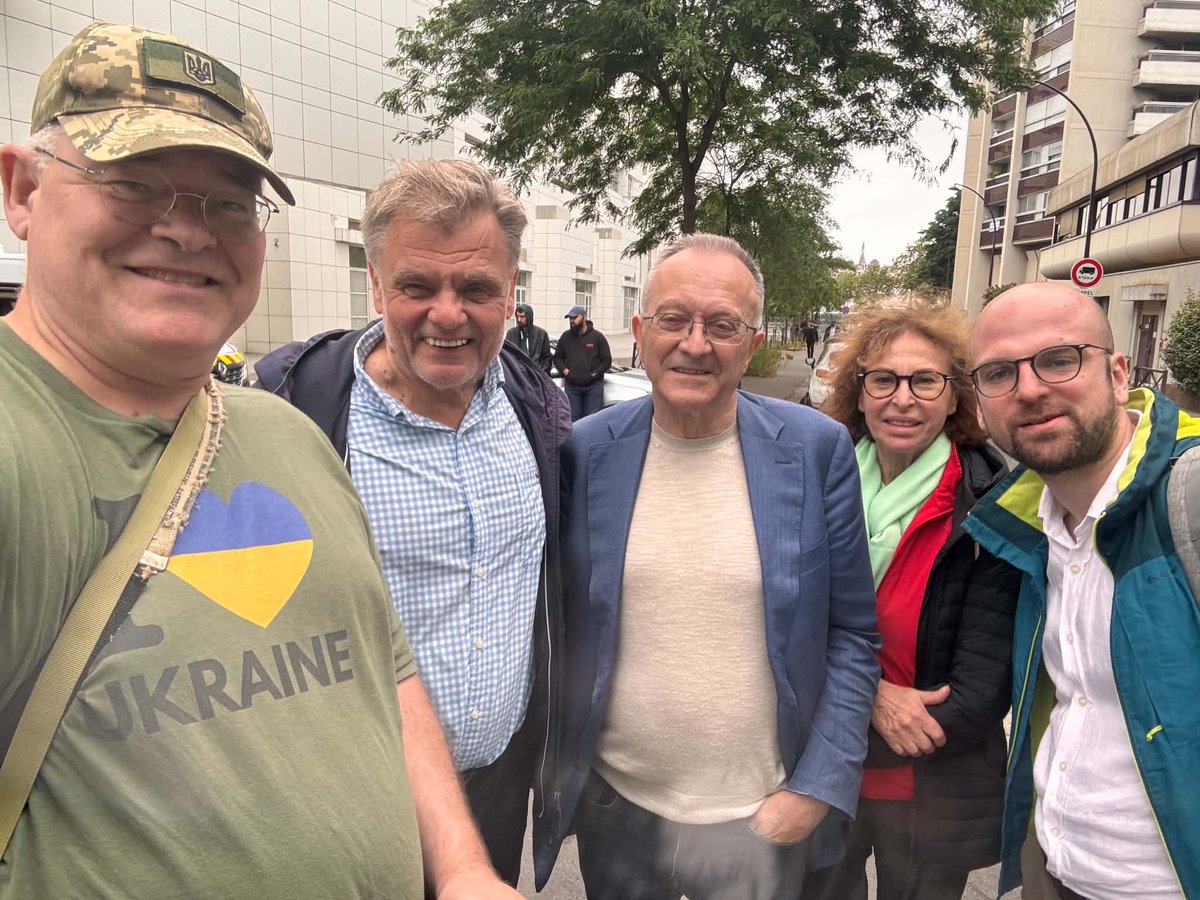 AlexandreMelnik's tweet photo. Hier à la manifestation contre la présence toxique d’une propagandiste du Kremlin dans les médias du groupe Bolloré.
Faire triompher la vérité dans un monde de plus en plus pollué par le mensonge, c’est le plus grand enjeu du XXIe siècle. https://t.co/qDb4SBlu9g