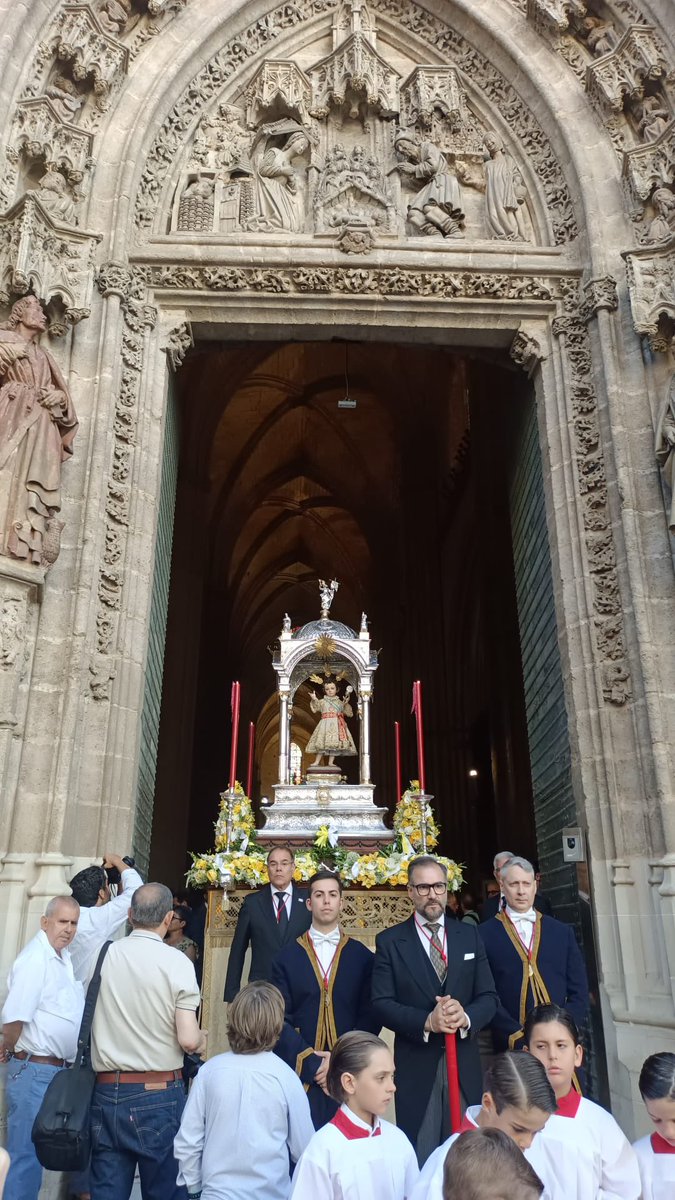 objcofrade's tweet photo. Sale el Niño Jesús Sacramental del Sagrario 
📸 @photo_dcamacho 
#ObjetivoCofrade #Sevillahoy #TDSCofrade #CorpusSevilla26 https://t.co/UJROVhTvWs