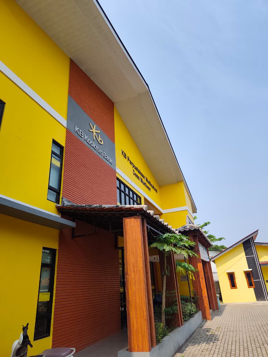 bellazoditama's tweet photo. Jalan-jalan ke Cibitung dan mampir ke Perpustakaan Multikultural. Bisa dibilang ini perpustakaan baru karena baru dibangun di tahun 2023. Koleksinya bagus-bagus banget pengin nangis. 😭 https://t.co/0JIFMAl5fk