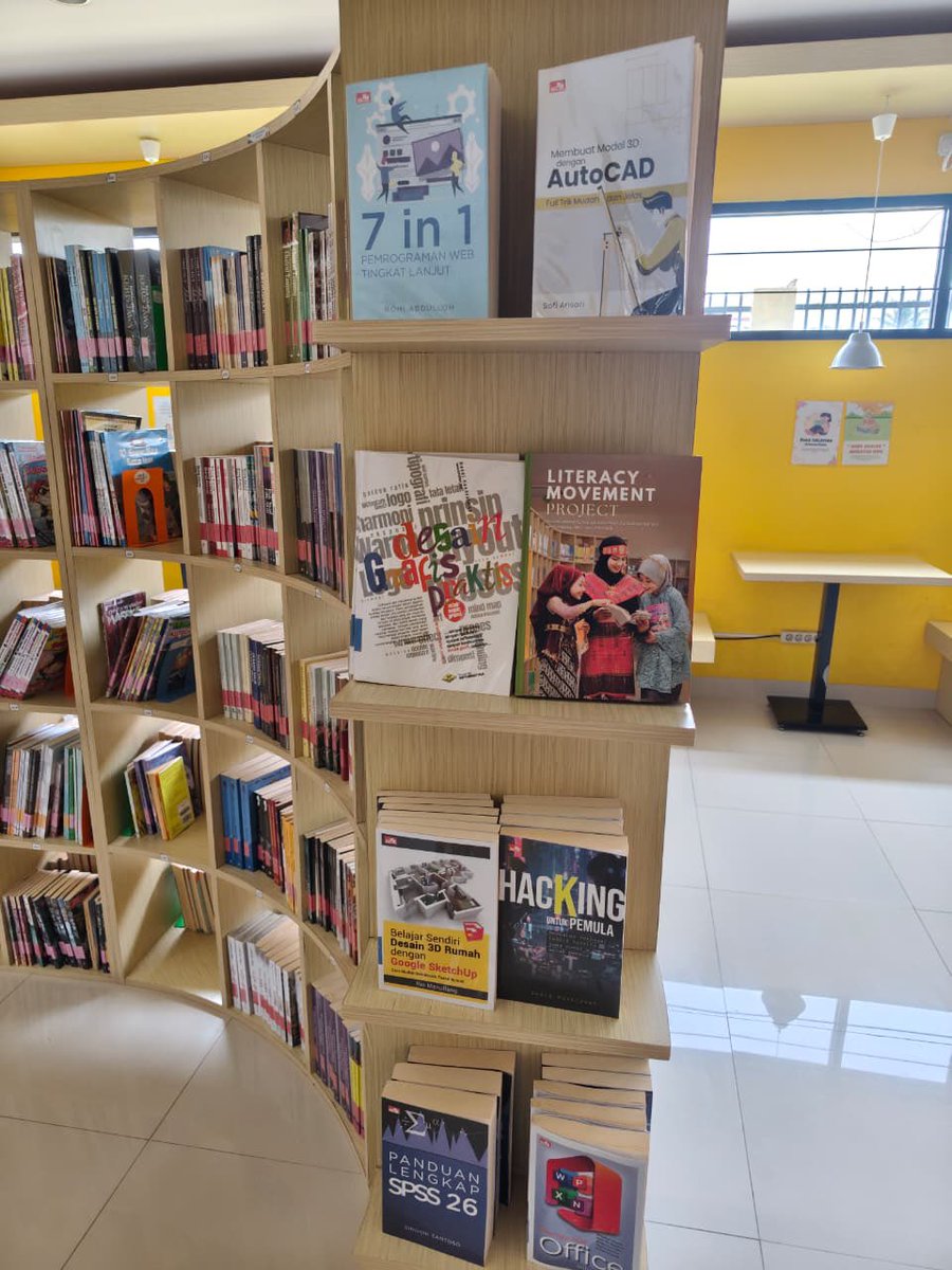 bellazoditama's tweet photo. Jalan-jalan ke Cibitung dan mampir ke Perpustakaan Multikultural. Bisa dibilang ini perpustakaan baru karena baru dibangun di tahun 2023. Koleksinya bagus-bagus banget pengin nangis. 😭 https://t.co/0JIFMAl5fk