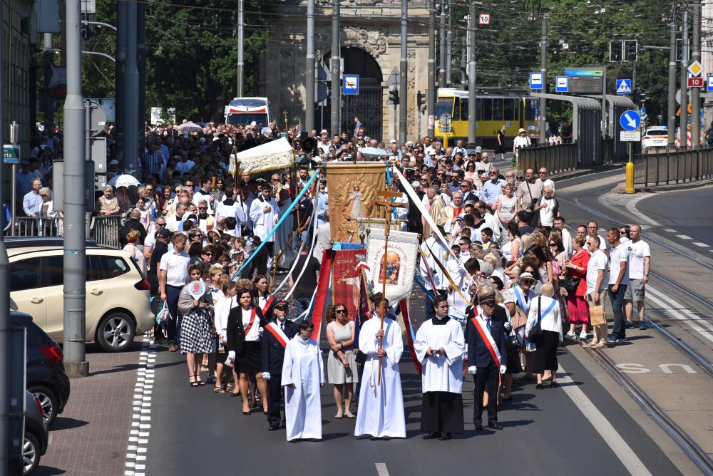 BandaGranda's tweet photo. Z ostatniej chwili   !!!!

Na Łódzkich Bałutach doszło do tragedii. Na tą chwilę wiadomo że jest kilkadziesiąt osób rannych. O ofiarach służby nie wspominają. Sytuacja jest dynamiczna i rozwojowa. 

Zderzyły się procesje z dwóch sąsiadujących parafii https://t.co/RKeofoMAc0