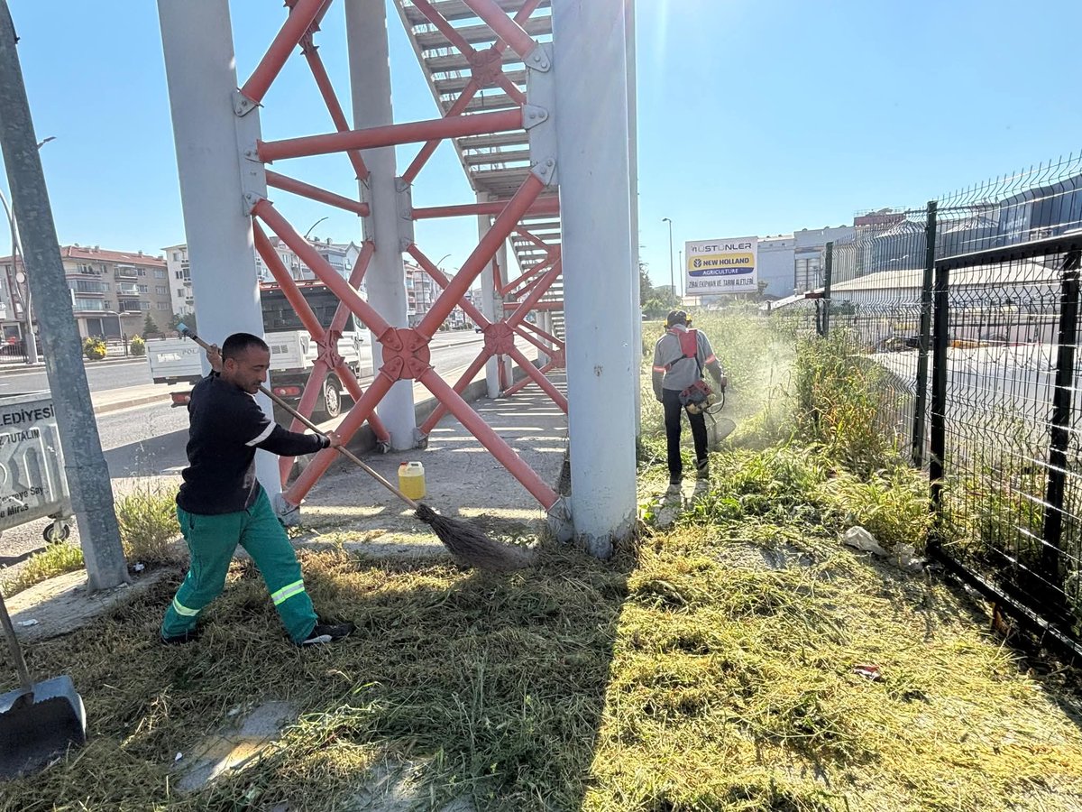 PolatliBeltr's tweet photo. Polatlı Belediyesi Ekiplerimiz yaz dönemi saha çalışmaları kapsamında; şehrimiz genelinde cadde, sokak, refüj, arazi ve parklarda yabani ot temizliği, çevre düzenleme ve bakım çalışmalarına hızla devam ediyor. Çalışmalarımız yaz boyunca şehrimizin dört bir yanında sürecek. https://t.co/uPplrFS7BG