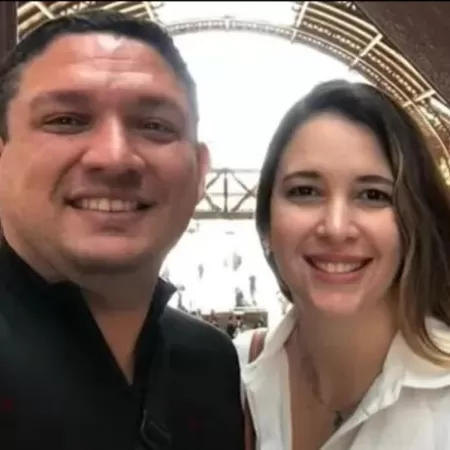 pavarini's tweet photo. Homem é condenado por mandar matar esposa para receber seguro de vida no CE 

A vítima foi torturada e morta dentro de casa por criminosos durante um suposto assalto, forjado pelo marido, em Aquiraz (CE), em agosto de 2023 

Leonardo Nascimento Chaves foi condenado a 39 anos de prisão e dois anos de detenção por feminicídio https://t.co/bXY2htGViA