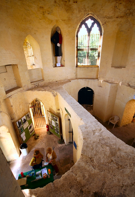 GPics's tweet photo. 10/ INTERIOR CHAMBER

Inside is a compact circular chamber contained within the central tower.

-Curved internal walls
-Stone construction
-Minimal decorative ornamentation
-Access to upper viewing levels
The interior was designed for visitors rather than long-term residence. https://t.co/bkPh209bTI