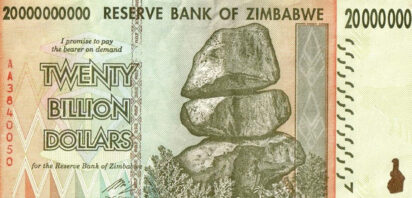 doublejump_id's tweet photo. Tahu ga kalian bahwa di tahun 1980, Zimbabwe dinilai lebih makmur daripada Amerika Serikat, Kok bisa?

Jadi di tahun 1980 itu diawal kemerdekaannya, 1 ZWD = 1,25 USD.

Saat itu, ekonomi mereka berjalan dengan sangat baik. Masyarakat makmur sejahtera, industri berjalan dengan sangat baik. Namun, hanya akibat 1 orang saja....  di tahun 2008, nilai tukar Zimbabwe menurun drastis.

Lantas apa yang terjadi? Pemimpin Zimbabwe, Robert Mugabe pada saat itu, merampas lahan-lahan pertanian dan membagikannya kepada pejabat-pejabat partainya. Hal ini membuat para petani kehilangan pekerjaannya, sehingga angka pengangguran bertambah pesat.

Kemudian, apa yang ia lakukan? ya betul, ia memutuskan untuk mencetak uang lebih banyak karena dia perlu:
> menyuap banyak orang
> membayar tentara-tentaranya
> membayar pejabat-pejabatnya

Lalu siapa yang ia salahkan? lagi-lagi jawabannya antek-antek asing. Mugabe denial nilai tukar ZWD menurun karena ulahnya.

Singkat cerita, pada tahun 2024, Zimbabwe telah mengganti mata uangnya dari Zimbabwe Dollar (ZWD) menjadi Zimbabwe Gold (ZWG).