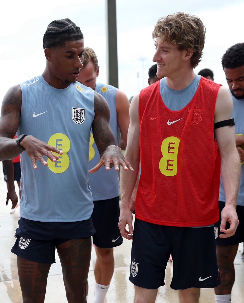 EtzSoflexi's tweet photo. Rashford is definitely telling Gordon something about Barcelona... 👀🔵🔴

What do you think he's saying? 😂 https://t.co/zoAQsoxOdr