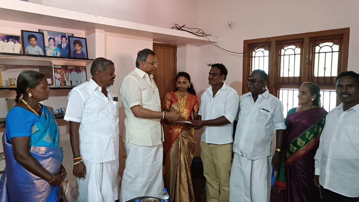 KartiPCoffice's tweet photo. சிவகங்கை தொகுதி பாராளுமன்ற உறுப்பினர் திரு. @KartiPC அவர்கள் இளையான்குடி வட்டார பொறுப்பாளர் நாகமுகுந்தன்குடி திரு, நாகராஜ் அவர்கள் மகள் திருமண நிகழ்வில் கலந்துகொண்டு மணமக்களுக்கு வாழ்த்து தெரிவித்த போது https://t.co/JeQuFIyDtp