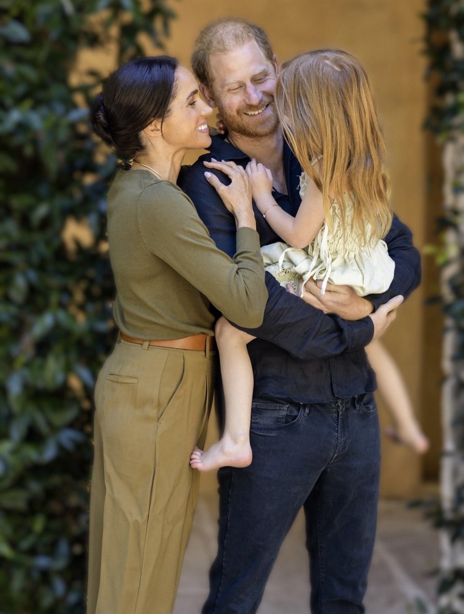 Le__Katerina's tweet photo. New photo of The Duke and Duchess of Sussex and Princess Lilibet published in honor of Lili’s 5th birthday 🎈 

Caption from Meghan: «Our dream girl. Happy 5th birthday, Lili 🤍» https://t.co/xwbs3lMypu