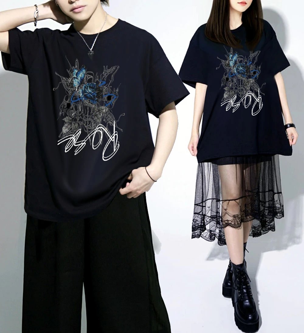 KINGLY_MASK's tweet photo. お知らせ

皇ロゼ × KINGLYMASK
コラボアイテム事前WEB販売決定！！

男女兼用で使える限定デザイン✨

※１日店長コラボイベントに関しまして
当日販売予定のコラボアイテムをご購入予定のお客様は、事前にWEBにてご購入していただけると、当日のご案内がとてもスムーズになり助かります。

※WEBでご購入の場合も当日１点購入済み換算になりますのでご安心ください。当日、ご注文履歴メールと顔写真付き身分証明書にてご本人確認させていただきますのでご持参よろしくお願いします。ご本人確認出来ない場合、WEBでご購入いただいた証明が出来ない為、ご注意ください。

※当日店内でのご予約も可能です。

※１日店長イベントにお越しになれない方でもWEBにてお買い求めいただけます。

6月4日18時〜WEB予約販売開始✨

五月雨式に失礼いたします！

コラボアイテムの販売ページを作成致しました！

添付画像にて、ご確認よろしくお願いいたします！

（設定上、オフィシャルサイトが見れるのは、販売開始１０分前です）

ーーー

皇ロゼ × KINGLYMASKコラボ デザインTシャツ

オフィシャルサイト
https://t.co/iJIoDpNlOe