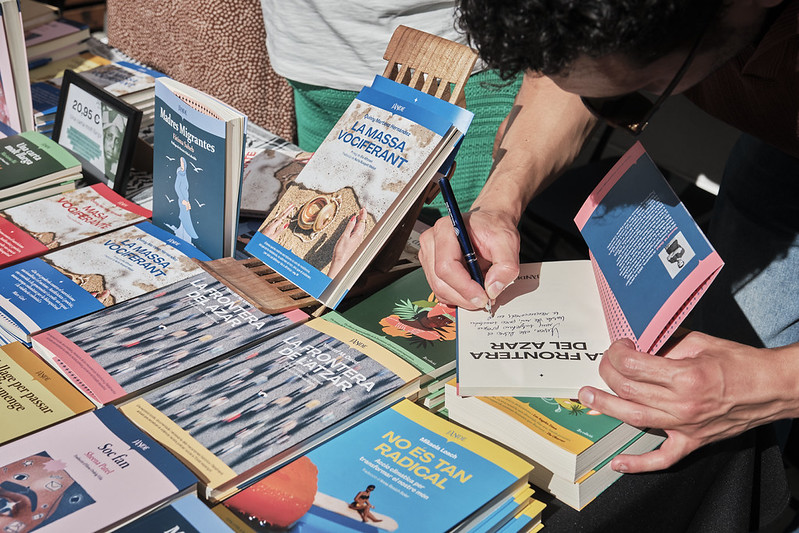 NeusCatala_fun's tweet photo. 📚 Diumenge passat vam estar a la @literalbcn parlant sobre com construir unes narratives contra l'odi en aquests temps d'ofensiva reaccionària i neoliberal.

La Nora Sánchez va parlar del Projecte Abril i com construir un nou sentit  comú antifeixista des de l'educació. https://t.co/mhfOR7kdrV