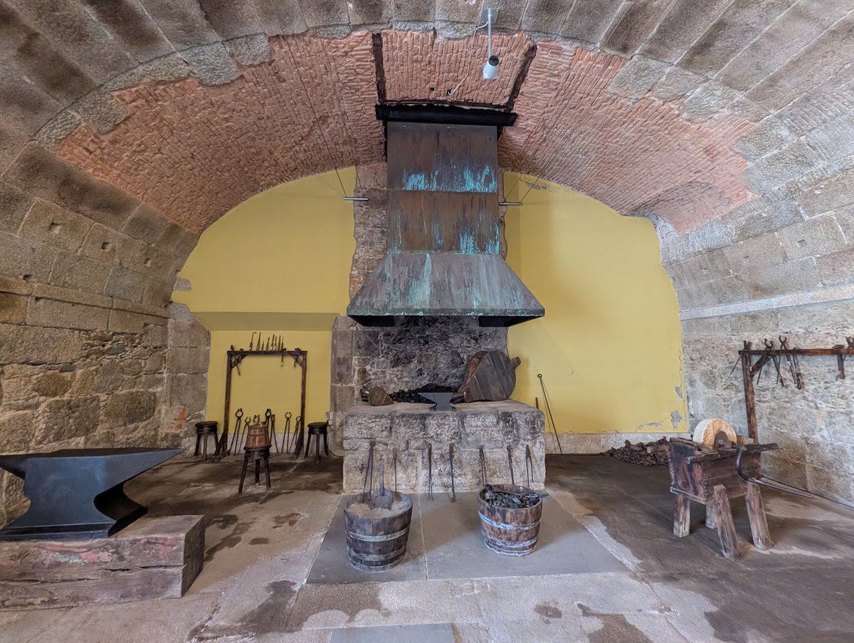 exponav's tweet photo. La primera sala del Museo de la Construcción Naval rinde homenaje a las herrerías de la Armada que en el siglo XVIII ocupaban el edificio en el que ahora tiene su sede Exponav. Tras cruzar la puerta de acceso podemos ver los útiles indispensables para desarrollar aquel trabajo. https://t.co/549XOaPN4q