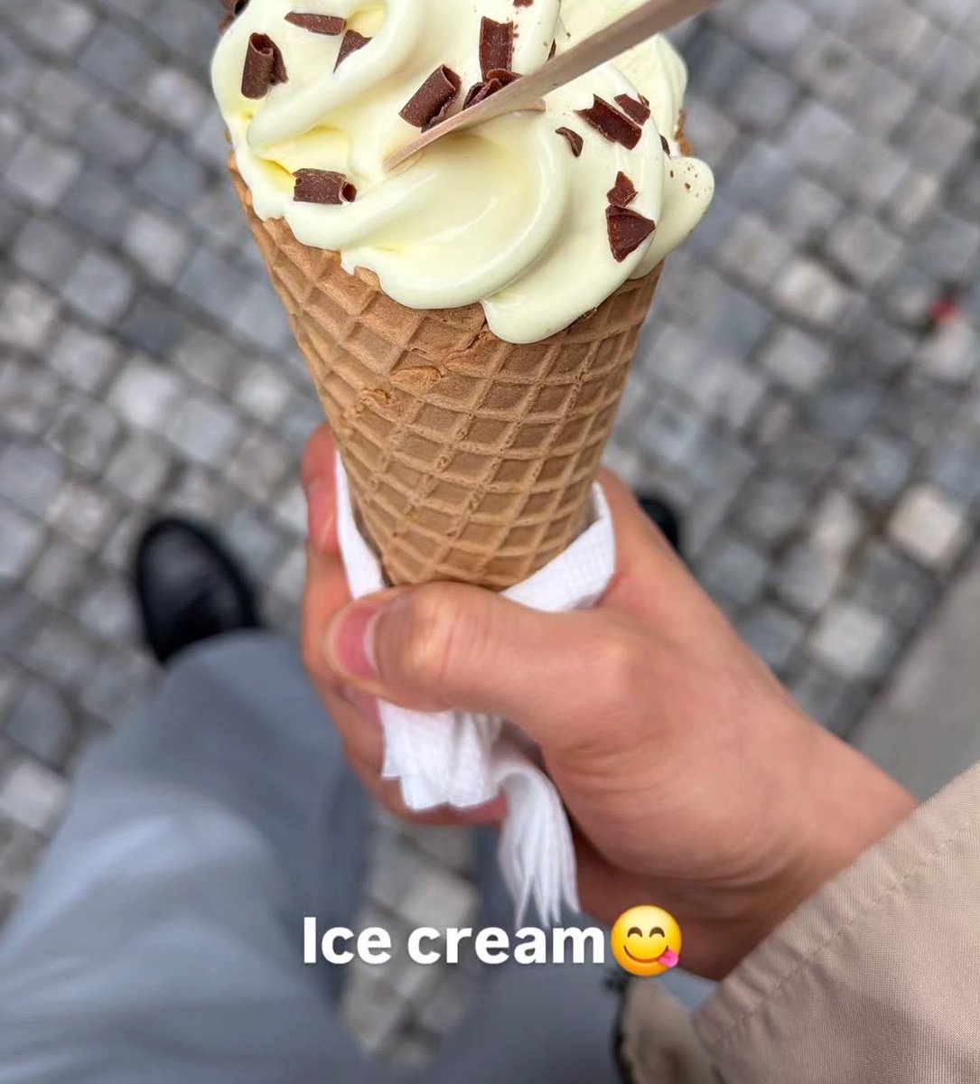 mochiywn's tweet photo. Blue concept 💙
Freezing emoji 🥶
Ice cream 🍦 

Everything is connected. Everyone get ready yeonjun is about to give us the song of the summer! https://t.co/OhMkAqVspA