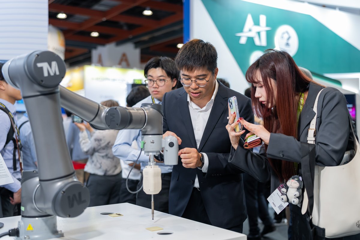 TIJ_info's tweet photo. TIが #COMPUTEX2026 に参加！🤖
 
会場では技術デモやエキスパートとの対話を通じて、TIの半導体技術がAIの実装をどのように支えているかをご紹介しました。NVIDIA様にもブースへお越しいただき、TIのロボティクス向けAIソリューションをご体験いただきました。
 
詳細: https://t.co/GJafeR39Qp https://t.co/tvoVBMGChb