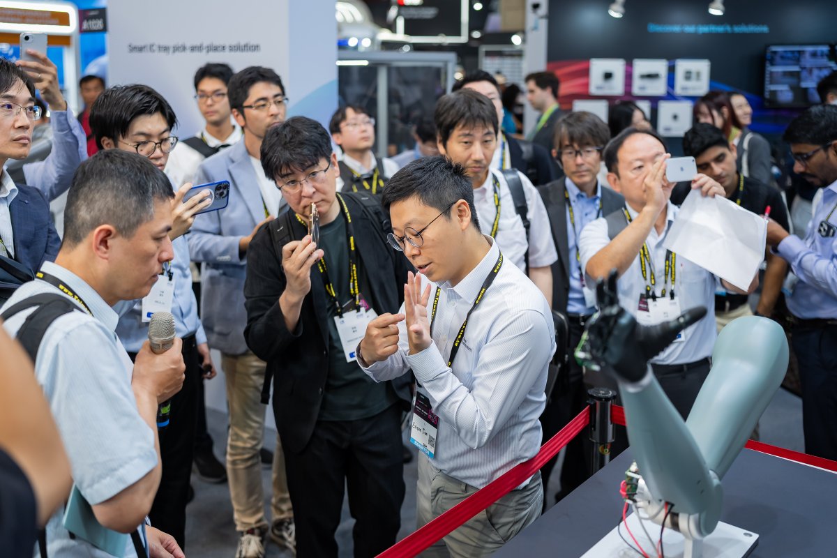 TIJ_info's tweet photo. TIが #COMPUTEX2026 に参加！🤖
 
会場では技術デモやエキスパートとの対話を通じて、TIの半導体技術がAIの実装をどのように支えているかをご紹介しました。NVIDIA様にもブースへお越しいただき、TIのロボティクス向けAIソリューションをご体験いただきました。
 
詳細: https://t.co/GJafeR39Qp https://t.co/tvoVBMGChb