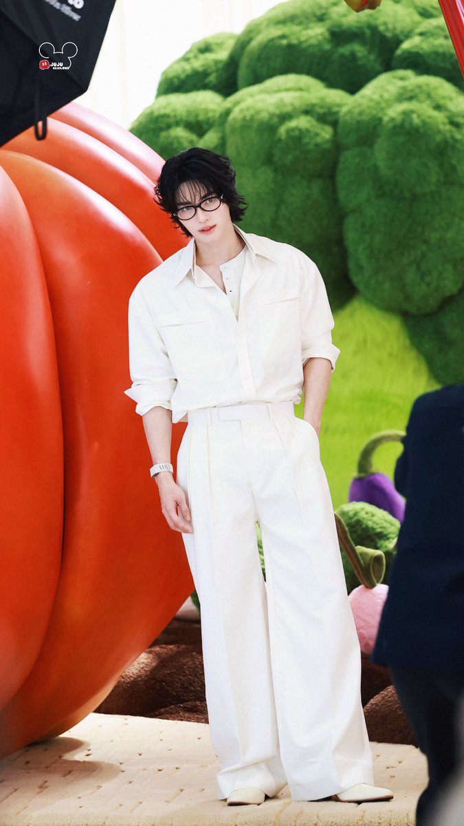 jujukeailong's tweet photo. 🤍🤍🤍

WIN VEGGIE POPUP ICONSIAM 

 #winmetawin 
 #GENTLEMONSTER 
 #WinxGentleMonsterICONSIAM https://t.co/shoQOXGJ8I