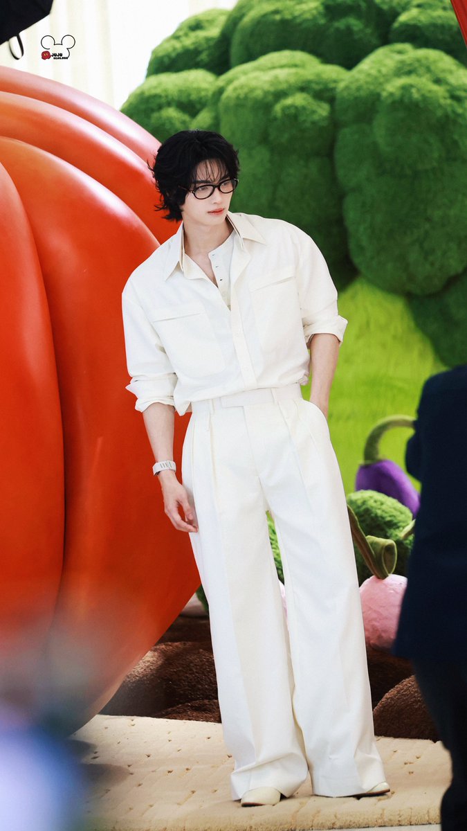 jujukeailong's tweet photo. 🤍🤍🤍

WIN VEGGIE POPUP ICONSIAM 

 #winmetawin 
 #GENTLEMONSTER 
 #WinxGentleMonsterICONSIAM https://t.co/shoQOXGJ8I