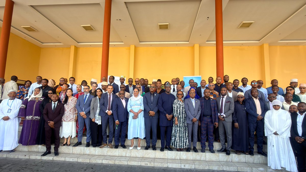 ONU_Comores's tweet photo. #𝗛𝗮𝗽𝗽𝗲𝗻𝗶𝗻𝗴𝗡𝗼𝘄 🇰🇲 | Choisir les priorités d’aujourd’hui pour construire les résultats de demain.

À Moroni, le Gouvernement de l’Union des Comores et le Système des Nations Unies sont réunis pour l’atelier national de priorisation stratégique conjointe, une étape décisive dans l’élaboration du prochain Cadre de coopération des Nations Unies pour le développement durable 2️⃣0️⃣2️⃣7️⃣–2️⃣0️⃣3️⃣0️⃣.

Comme l’a souligné Monsieur Tsok James Bot, Coordonnateur résident des Nations Unies aux Comores :

« 𝑃𝑟𝑖𝑜𝑟𝑖𝑠𝑒𝑟, 𝑐’𝑒𝑠𝑡 𝑐ℎ𝑜𝑖𝑠𝑖𝑟 𝑒𝑛𝑠𝑒𝑚𝑏𝑙𝑒 𝑙𝑎̀ 𝑜𝑢̀ 𝑛𝑜𝑡𝑟𝑒 𝑎𝑐𝑡𝑖𝑜𝑛 𝑐𝑜𝑙𝑙𝑒𝑐𝑡𝑖𝑣𝑒 𝑝𝑒𝑢𝑡 𝑝𝑟𝑜𝑑𝑢𝑖𝑟𝑒 𝑙𝑒 𝑝𝑙𝑢𝑠 𝑔𝑟𝑎𝑛𝑑 𝑖𝑚𝑝𝑎𝑐𝑡 𝑝𝑜𝑢𝑟 𝑙𝑒𝑠 𝑝𝑜𝑝𝑢𝑙𝑎𝑡𝑖𝑜𝑛𝑠 𝑐𝑜𝑚𝑜𝑟𝑖𝑒𝑛𝑛𝑒𝑠. 
𝐿𝑒 𝑓𝑢𝑡𝑢𝑟 𝐶𝑎𝑑𝑟𝑒 𝑑𝑒 𝑐𝑜𝑜𝑝𝑒́𝑟𝑎𝑡𝑖𝑜𝑛 𝑛𝑒 𝑑𝑜𝑖𝑡 𝑝𝑎𝑠 𝑒̂𝑡𝑟𝑒 𝑢𝑛 𝑑𝑜𝑐𝑢𝑚𝑒𝑛𝑡 𝑝𝑎𝑟𝑎𝑙𝑙𝑒̀𝑙𝑒.
𝐼𝑙 𝑑𝑜𝑖𝑡 𝑒̂𝑡𝑟𝑒 𝑢𝑛 𝑖𝑛𝑠𝑡𝑟𝑢𝑚𝑒𝑛𝑡 𝑠𝑡𝑟𝑎𝑡𝑒́𝑔𝑖𝑞𝑢𝑒 𝑎𝑢 𝑠𝑒𝑟𝑣𝑖𝑐𝑒 𝑑𝑒𝑠 𝑎𝑚𝑏𝑖𝑡𝑖𝑜𝑛𝑠 𝑛𝑎𝑡𝑖𝑜𝑛𝑎𝑙𝑒𝑠 𝑑𝑒𝑠 𝐶𝑜𝑚𝑜𝑟𝑒𝑠. »

Autour de la table : institutions nationales, agences des Nations Unies, partenaires et acteurs du développement, avec une ambition commune : identifier les priorités les plus stratégiques, les plus transformatrices et les plus porteuses d’impact pour accompagner les Comores dans leur trajectoire vers l’émergence.

Cet exercice n’est pas seulement technique. Il engage une vision : celle d’un partenariat renouvelé, mieux ciblé, plus cohérent et pleinement aligné sur les priorités nationales, pour que chaque action compte et que chaque résultat transforme des vies.

𝗔𝘂𝗷𝗼𝘂𝗿𝗱’𝗵𝘂𝗶, 𝗹𝗲𝘀 𝗰𝗵𝗼𝗶𝘅 𝘀𝗲 𝗱𝗶𝘀𝗰𝘂𝘁𝗲𝗻𝘁. 𝗗𝗲𝗺𝗮𝗶𝗻, 𝗶𝗹𝘀 𝗱𝗲𝘃𝗿𝗼𝗻𝘁 𝗱𝗲𝘃𝗲𝗻𝗶𝗿 𝗱𝗲𝘀 𝗿𝗲́𝘀𝘂𝗹𝘁𝗮𝘁𝘀 𝗰𝗼𝗻𝗰𝗿𝗲𝘁𝘀 𝗽𝗼𝘂𝗿 𝗹𝗲𝘀 𝗽𝗼𝗽𝘂𝗹𝗮𝘁𝗶𝗼𝗻𝘀 𝗰𝗼𝗺𝗼𝗿𝗶𝗲𝗻𝗻𝗲𝘀. 🌍🤝

#ONUComores #CadreDeCoopération #UNSDCF #Priorisation #Partenariats #DéveloppementDurable #Agenda 2️⃣0️⃣3️⃣0️⃣ #Comores