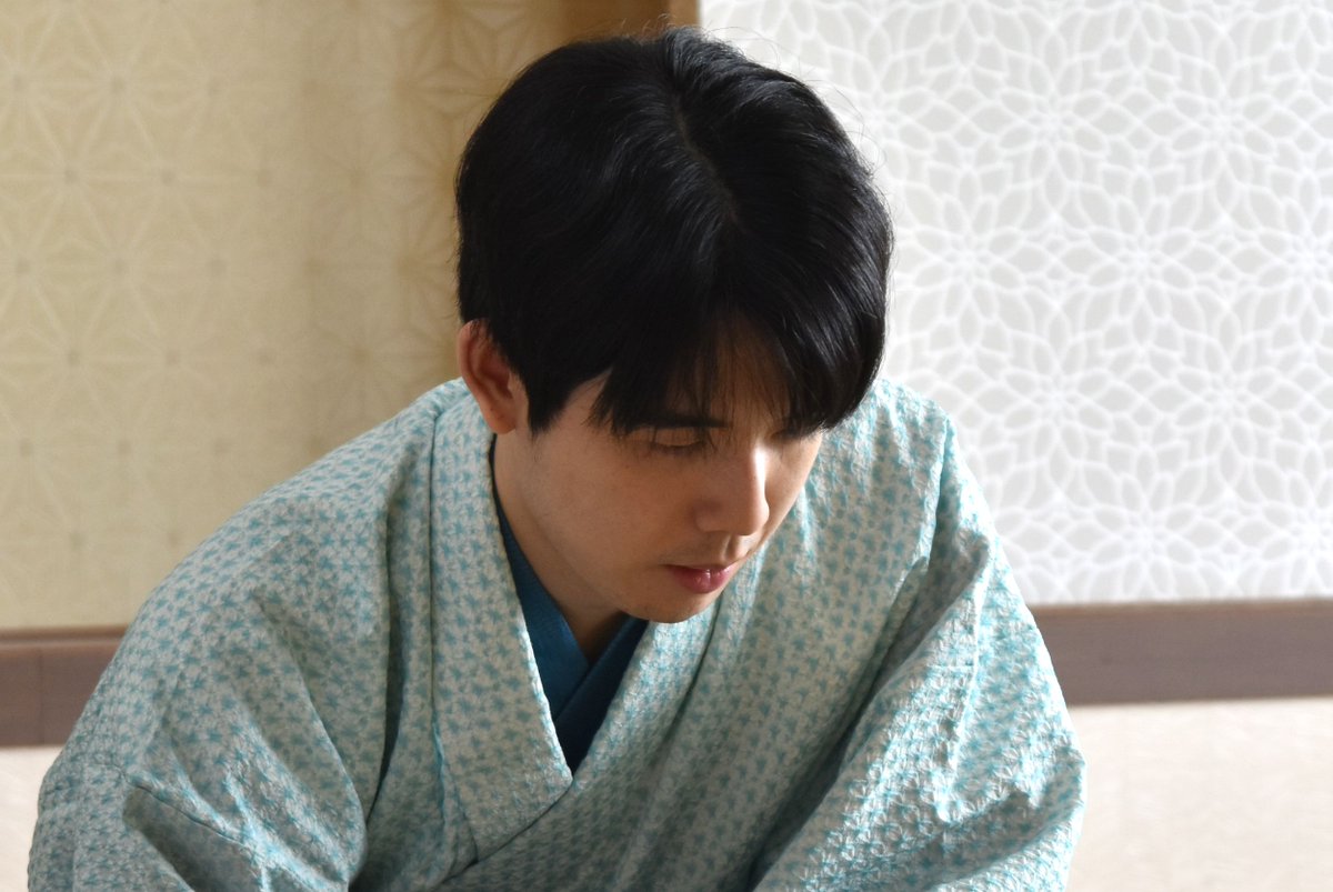 shogi_mobile's tweet photo. #ShogiLive 胡桃＠木更津＞ヒューリック杯第97期棋聖戦五番勝負第１局▲藤井聡太棋聖－△服部慎一郎七段戦は長い中盤戦が続いています。
慎重に進める藤井棋聖に対し、服部七段は２枚飛車を設置して襲いかかりました。どれくらい厳しい攻めになるかが、勝負の分かれ目になりそうです。 https://t.co/6JaL2F31uG