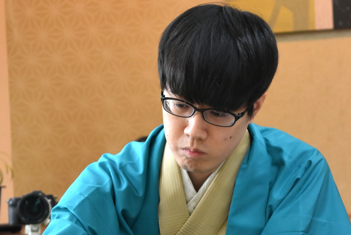 shogi_mobile's tweet photo. #ShogiLive 胡桃＠木更津＞ヒューリック杯第97期棋聖戦五番勝負第１局▲藤井聡太棋聖－△服部慎一郎七段戦は長い中盤戦が続いています。
慎重に進める藤井棋聖に対し、服部七段は２枚飛車を設置して襲いかかりました。どれくらい厳しい攻めになるかが、勝負の分かれ目になりそうです。 https://t.co/6JaL2F31uG