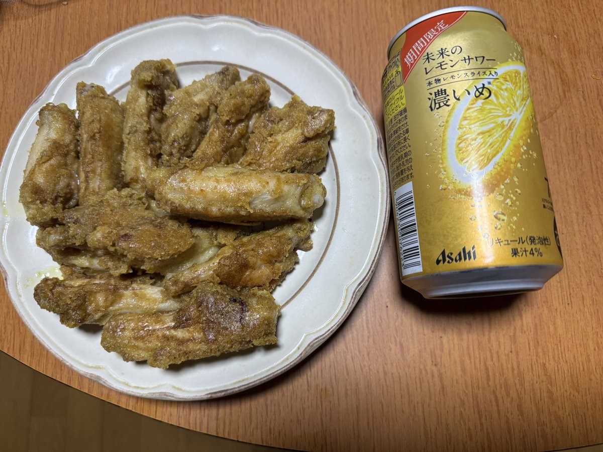 pentes_ff14's tweet photo. 手羽中にガラムマサラ揉み込んで揚げたスパイシーチキンと未来のレモンサワーをお供に。
\たったこれだけでぇぇぇ/

#エオルゼア調理部
#エオルゼア飲酒部 https://t.co/kgTOV2iNmZ