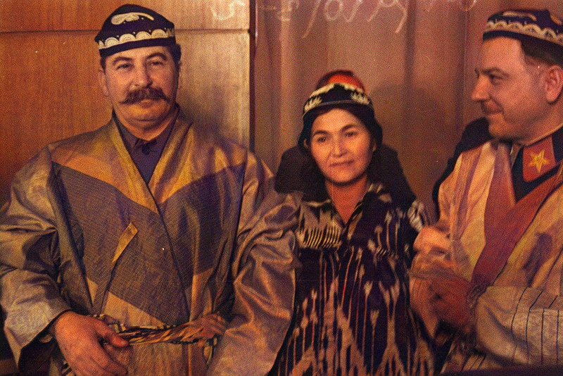 ZEN1T__'s tweet photo. Stalin during a visit to the Tajik SSR. 1935 https://t.co/QHUOekWBM3