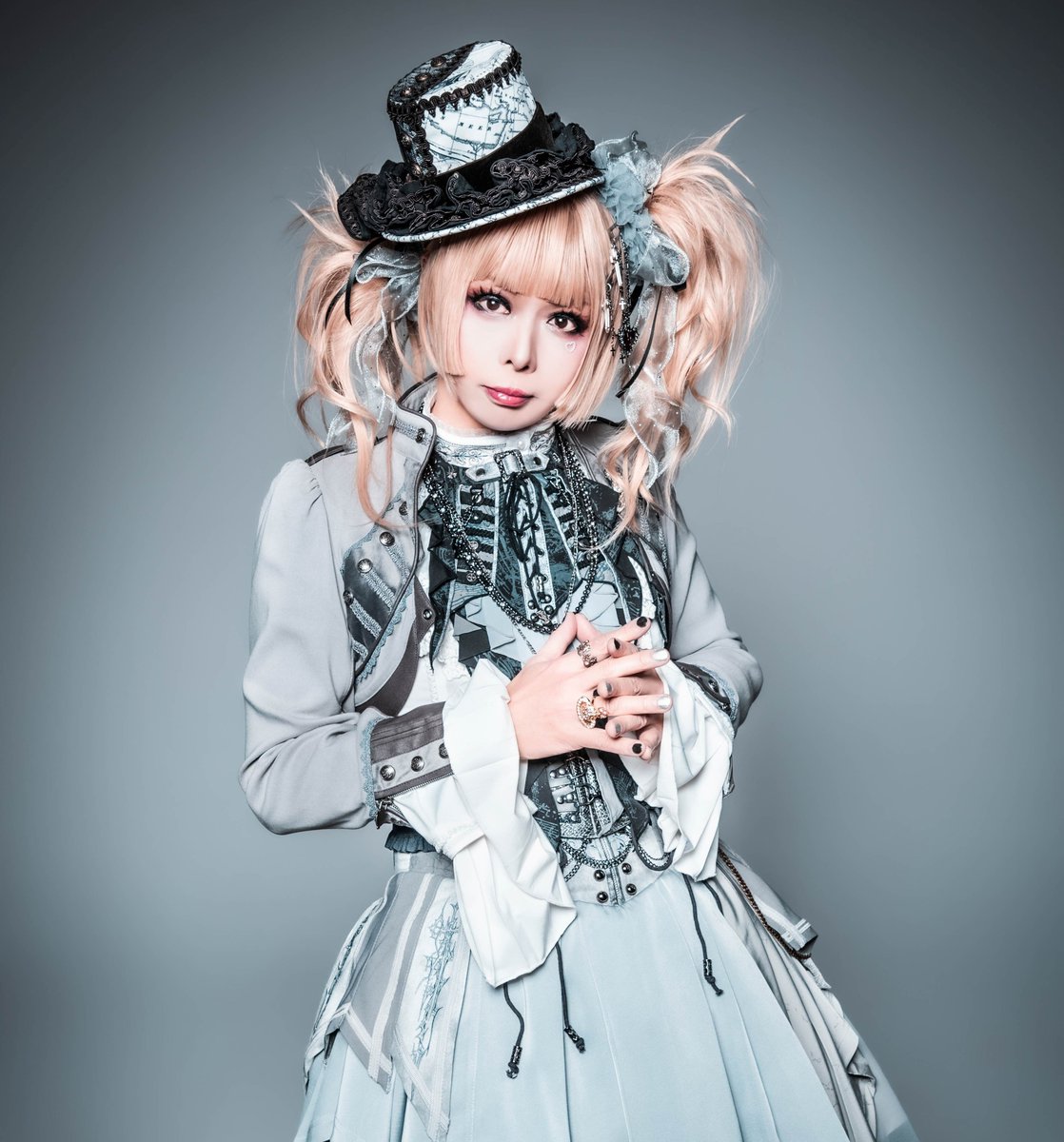 visualkei_oyaji's tweet photo. 「club Zy.チャンネル」6月の生声コメント特集は、未散、柳、天音、湊人の4組(各々4本ずつ)です。
まず本日から、未散(LOOP ASH)編がスタート!
「もし1日だけ異性になれるとしたら何をする?」
https://t.co/TU4TFWpB3g
#未散
#LOOPASH
#clubZyチャンネル https://t.co/8v7ct6jZAM