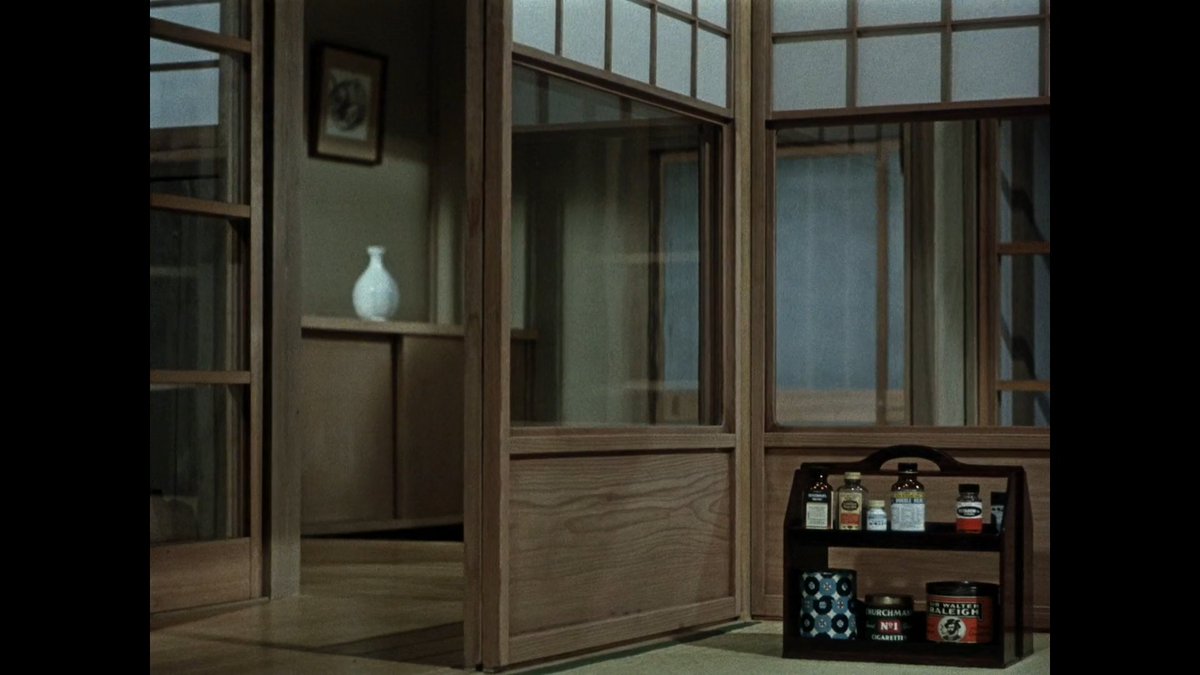 Hectornudo1's tweet photo. Ozu es capaz de contar más con los "planos recurso" entre escena y escena que otros con pelis enteras. El cambio de disposición de los objetos y un ligero cambio en el encuadre te encapsula toda la evolución de los personajes que habitan el espacio. Maestro. https://t.co/U8oevrEcCF