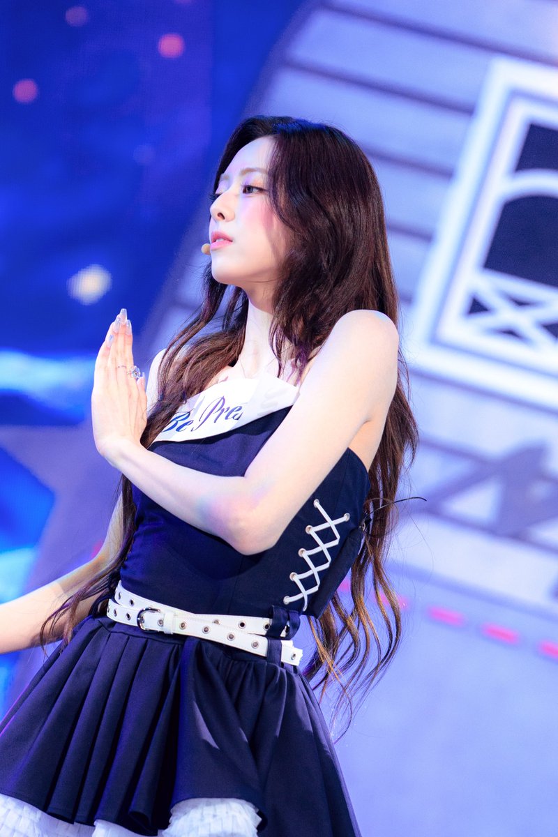 bling1209's tweet photo. 260524 인기가요 미션포토 #유나 https://t.co/kzhXgEKr8J