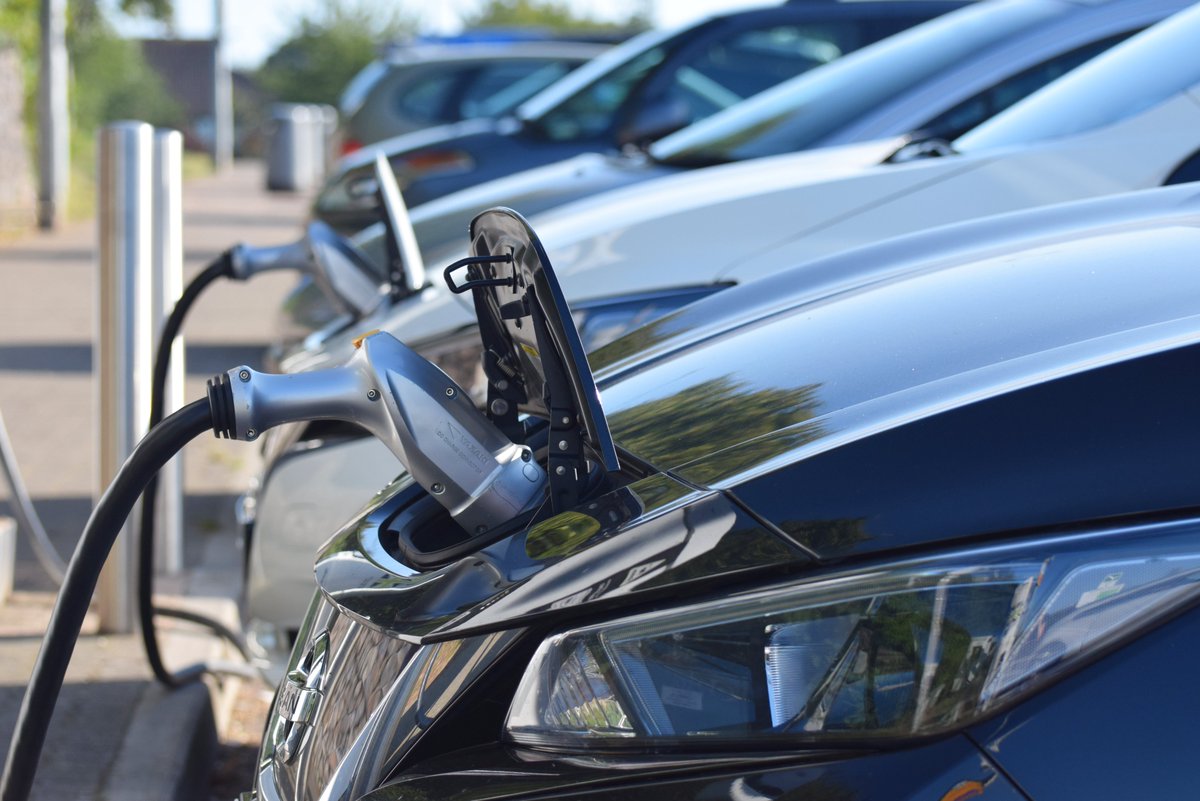SMMT's tweet photo. 📉Despite recent momentum the transition to zero-emission mobility remains well behind the mandated trajectory. Year-to-date, BEVs account for just 23.9% of the market, well short of the 33% required in 2026. 

🎯While various flexibilities can be drawn upon to help meet the regulation, this widening gap between mandated targets and consumer demand is increasing pressure on manufacturers which must try to absorb the rising costs of compliance.

https://t.co/jB5ZX3Wu1Z