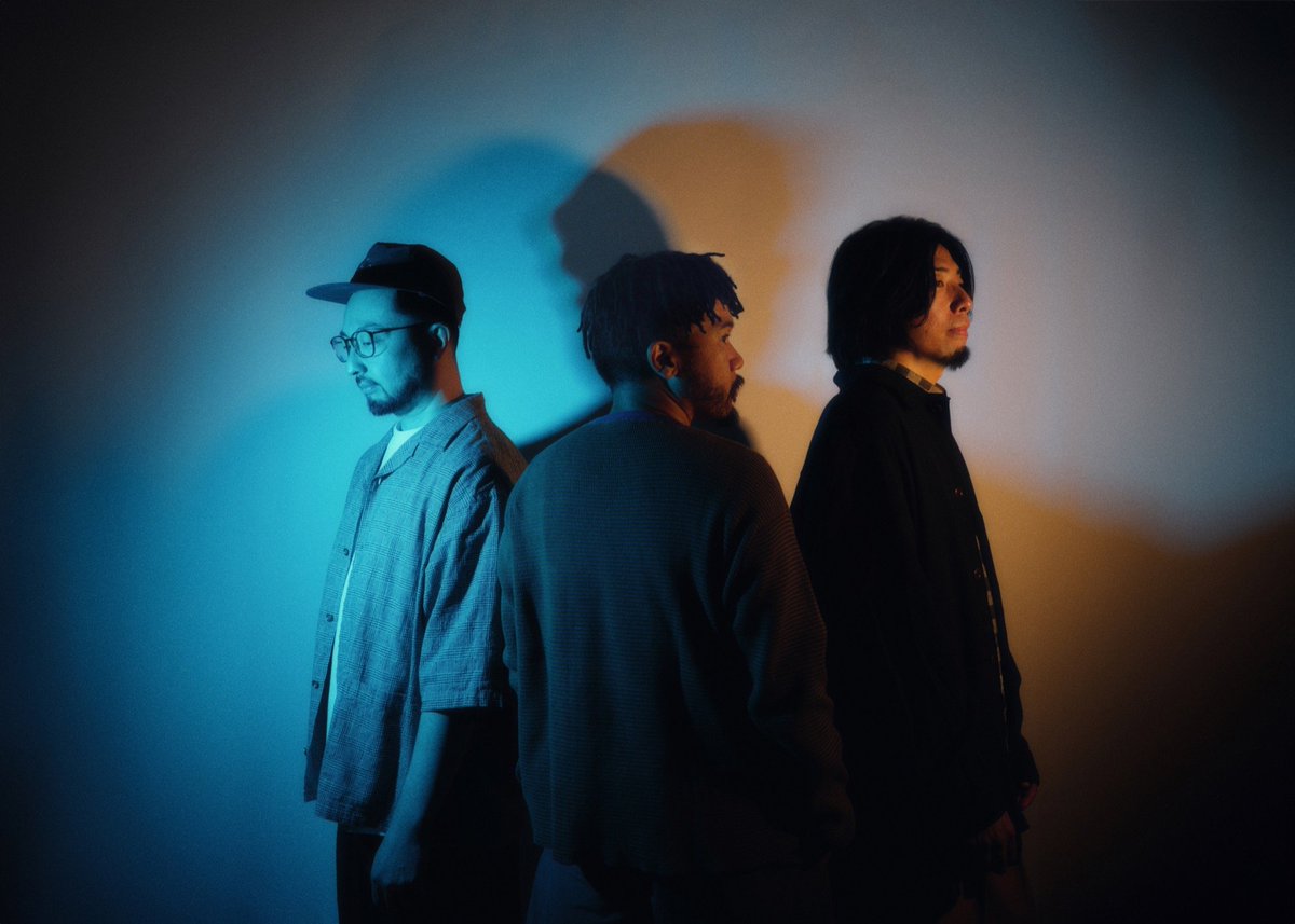 Spincoaster's tweet photo. 【INTERVIEW】遠くにある光の方へ──Ovall最新アルバム『Glimmer』に見る、3人の距離感とグラデーション
https://t.co/30Z11prBma

アルバム制作背景、KIKIやNenashiらとのコラボ、そして3人全員がプロデューサーであるバンドならではの関係性について @Ovall_Japan https://t.co/sAYhpSiZJK
