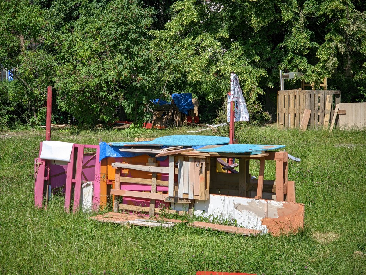 guybrrrush's tweet photo. @jancizinsky Minulý rok bylo skvělé adventure playground na Žižkově v Jeseniově.
Tam ale dospělí mohli a jak jsem je pozoroval, tak někteří (včetně mne) si stavění užívali víc než děti :D https://t.co/huxN8zWLsw